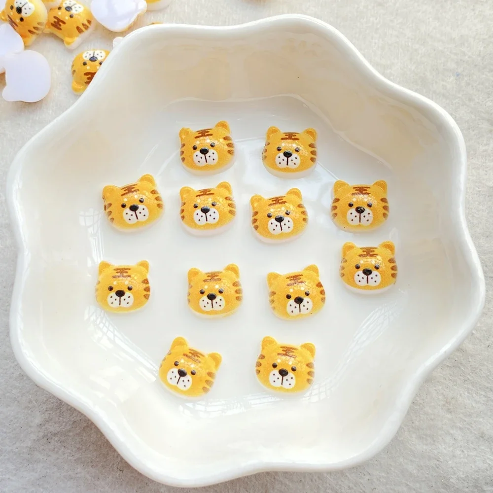 50 Uds. De mini cabeza de tigre de dibujos animados energéticos, dijes de diseñador de resina para decoración de uñas, joyería DIY 3D