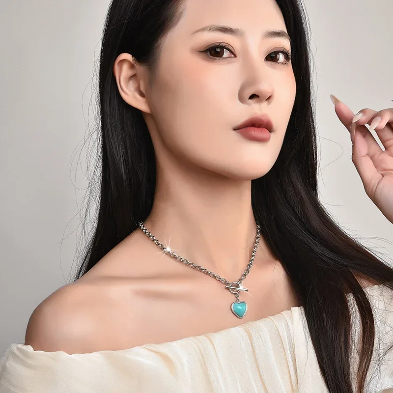 Una nuova collana da donna a forma di cuore a doppio strato con fibbia, caratterizzata da una unica catena in argento a forma di cuore con clavicola