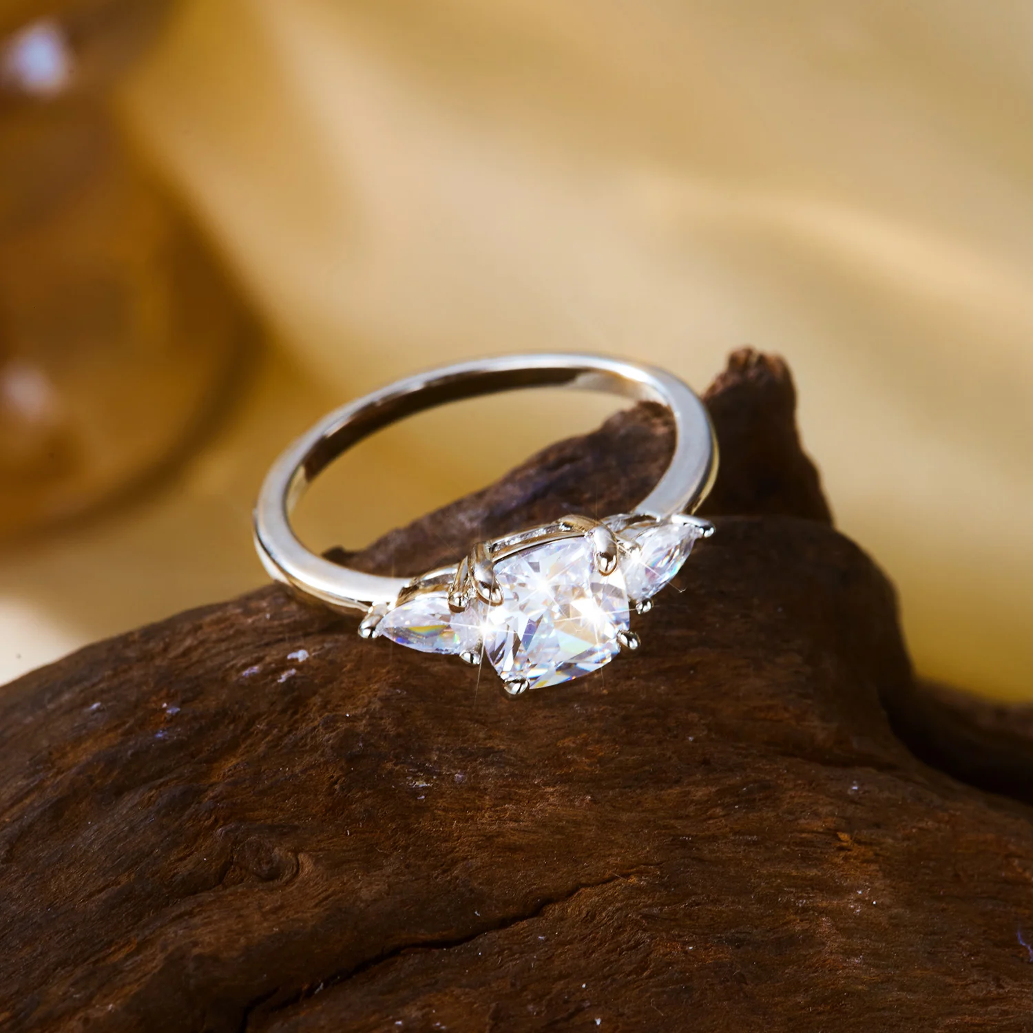 Zarter Brillanter Ring für Frauen Klassischer Messing-Zirkon Birnenförmige Seitensteine Minimalistischer Eleganter Alltags- und Versprechensschmuck – Detail 4