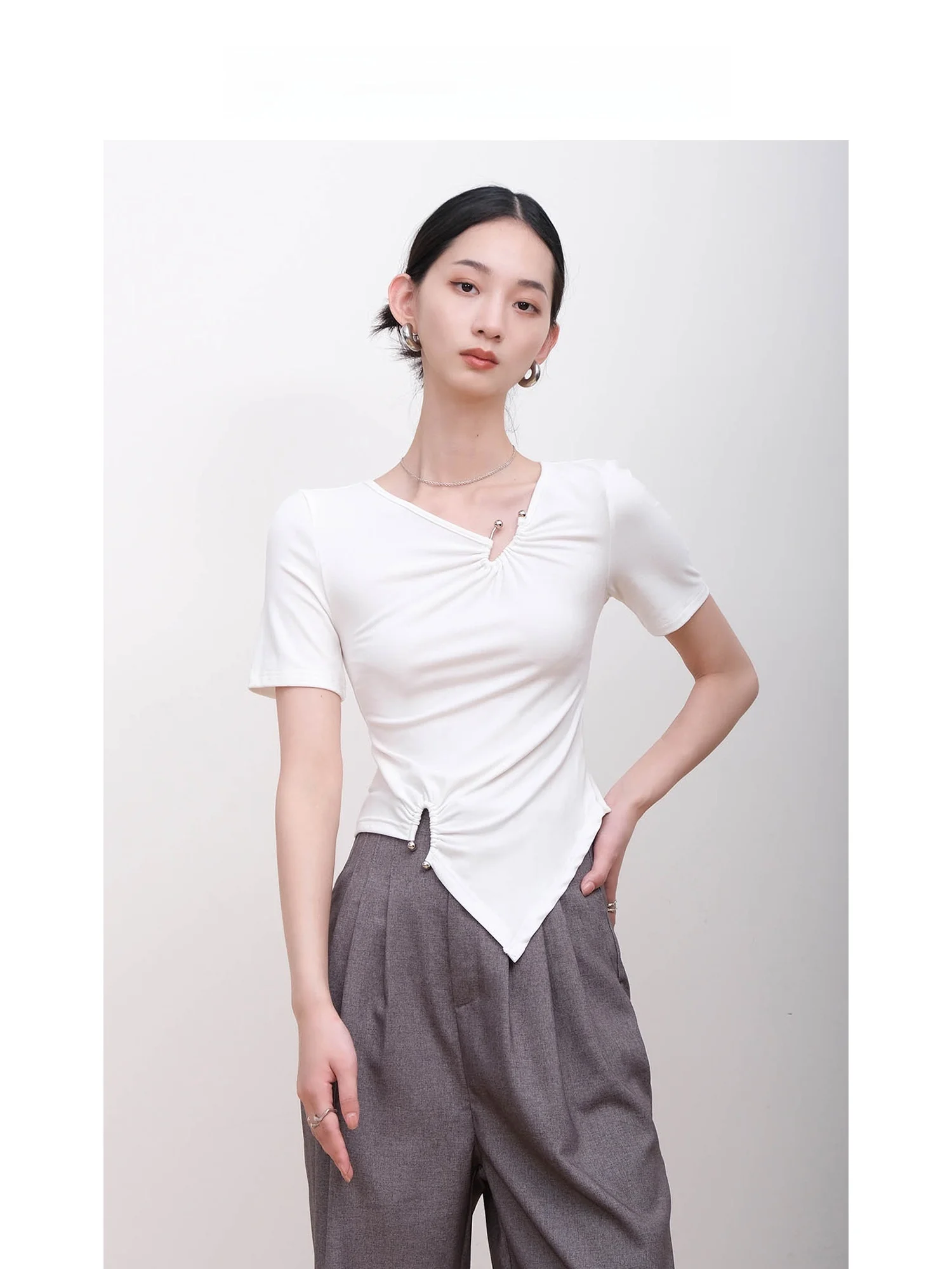 

ROEYWANG Women's Slim Fit ort Sve T-irt V-Ne Pure Color Korean Sle Commute Design Decorative Metal Bule