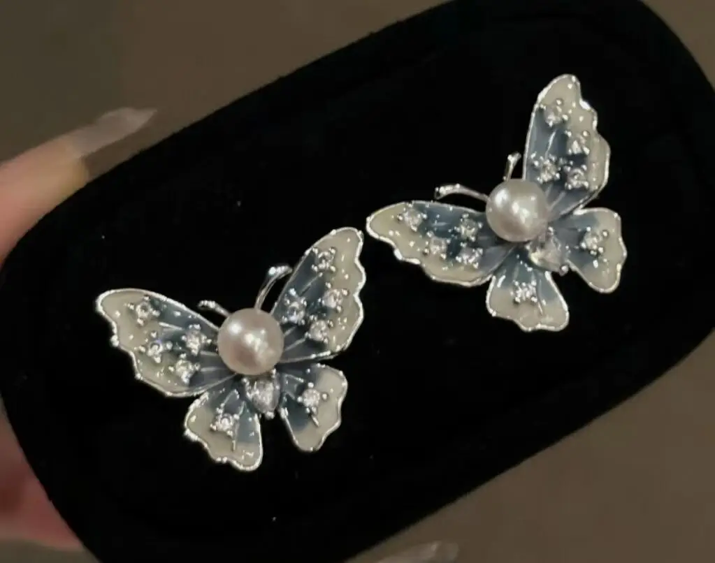 

stunningPair of natural south sea white butterfly pearl earring