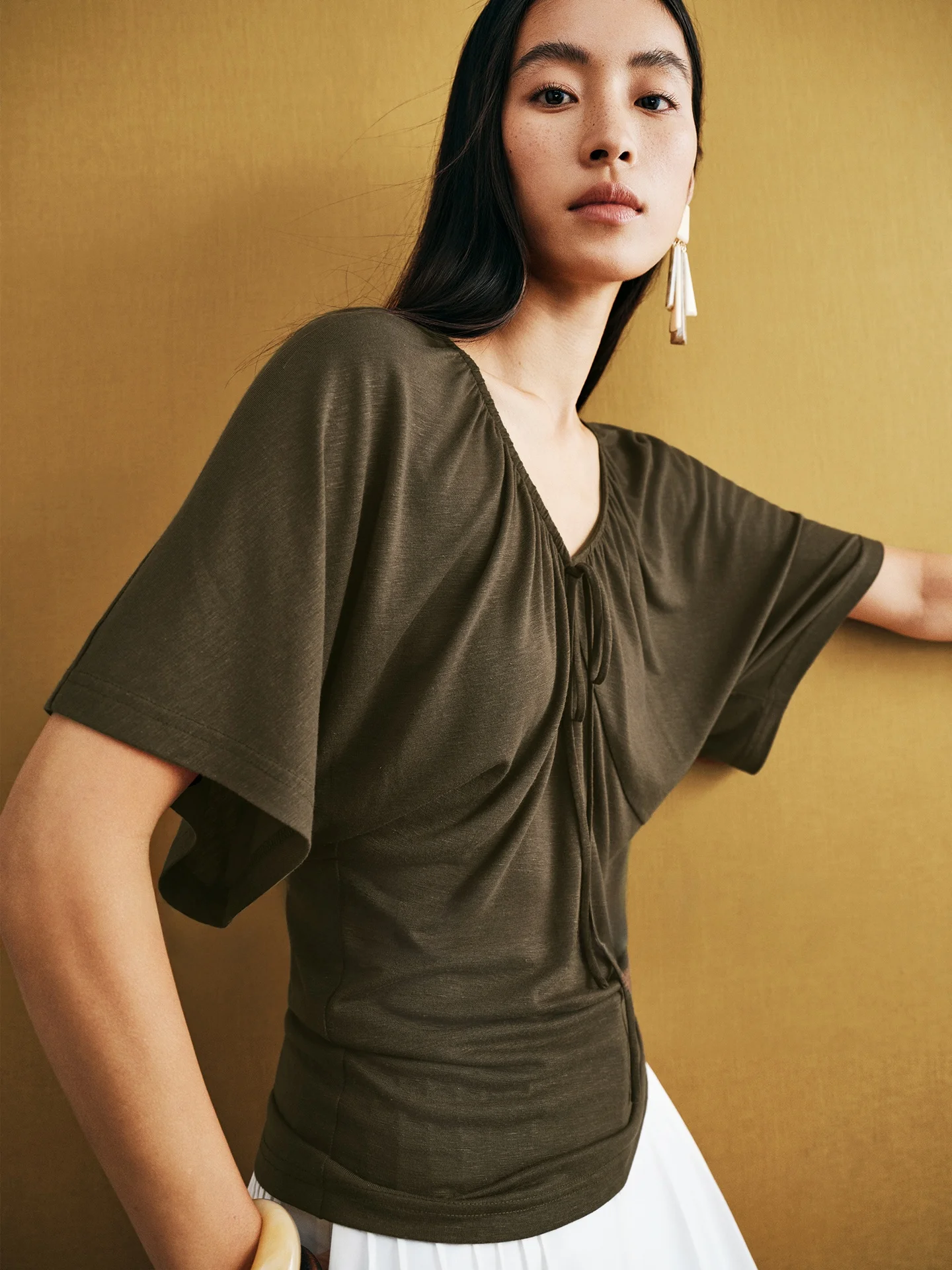 RoseLingLing South Seas Fine Pleated Design Soft Knitted Batwing Sleeve V-neck Top Women's T-shirt Commute Style Linen Fabric