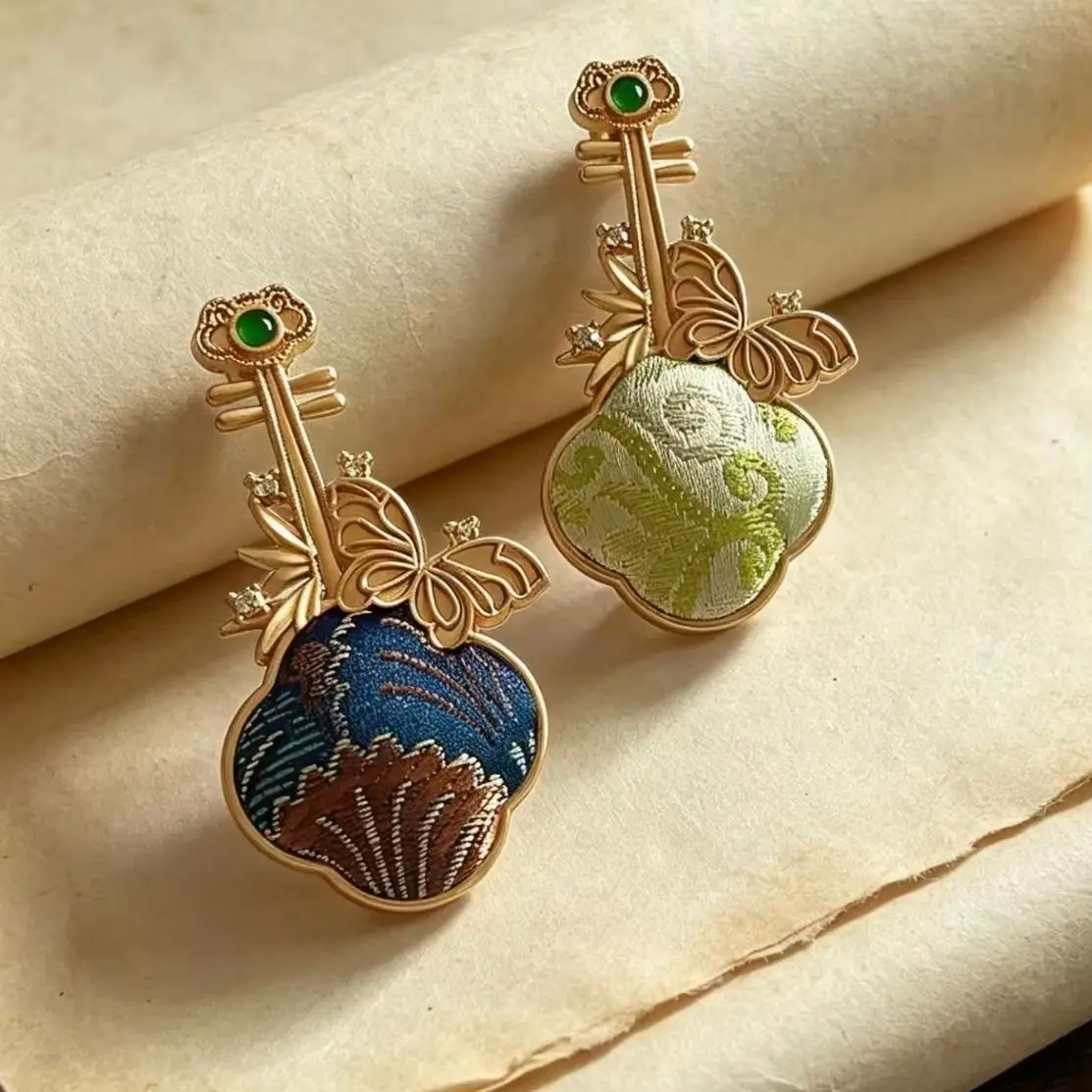 Vintage Chinese Song Brocade Brooch Retro Hollow Butterfly Brooches Lapel Pin Oriental National Style Women Clothing Accessory