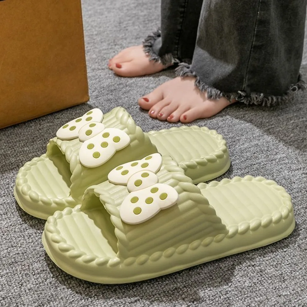 Niedliche PVC-Damen-Slipper mit Schleife, bequeme, rutschfeste Haussandalen, weiche Sohlen, leichte Badeslipper für den täglichen Gebrauch. – Detail 9