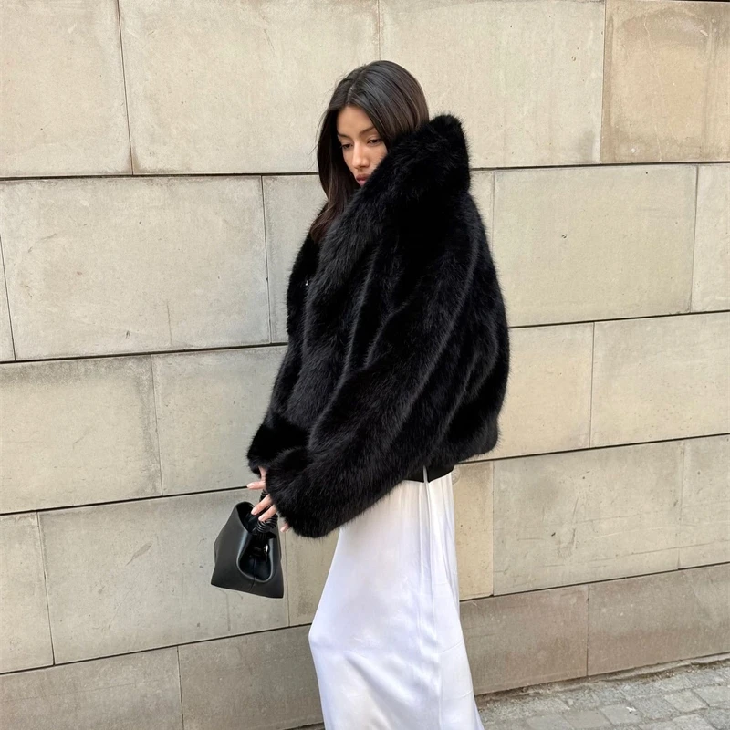女性のイミテーションファーコート秋冬人工ウールコート環境保護フェイクフォックスファージャケットブラックホワイトアウター