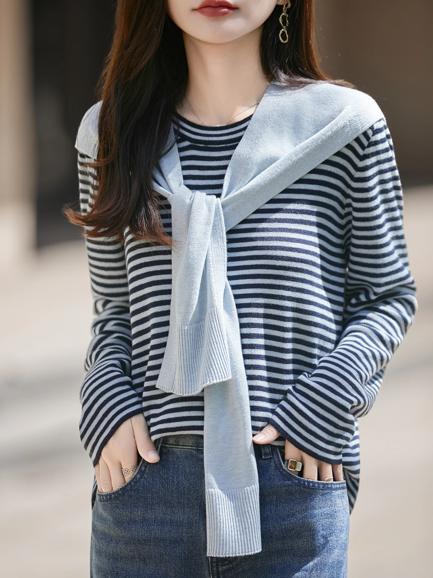 

Новый осенне-зимний комплект: повседневный вязаный свитер в полоску и свободный пуловер с круглым вырезом для женщин, модная верхняя одежда с накидкой на плечи