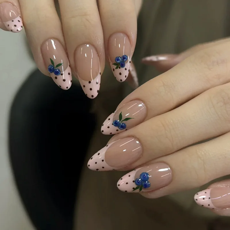 

24 шт. накладных ногтей телесного розового цвета с миндальной формой, синими точками и фруктовым дизайном для женщин, повседневный весенний дизайн, искусственные ногти