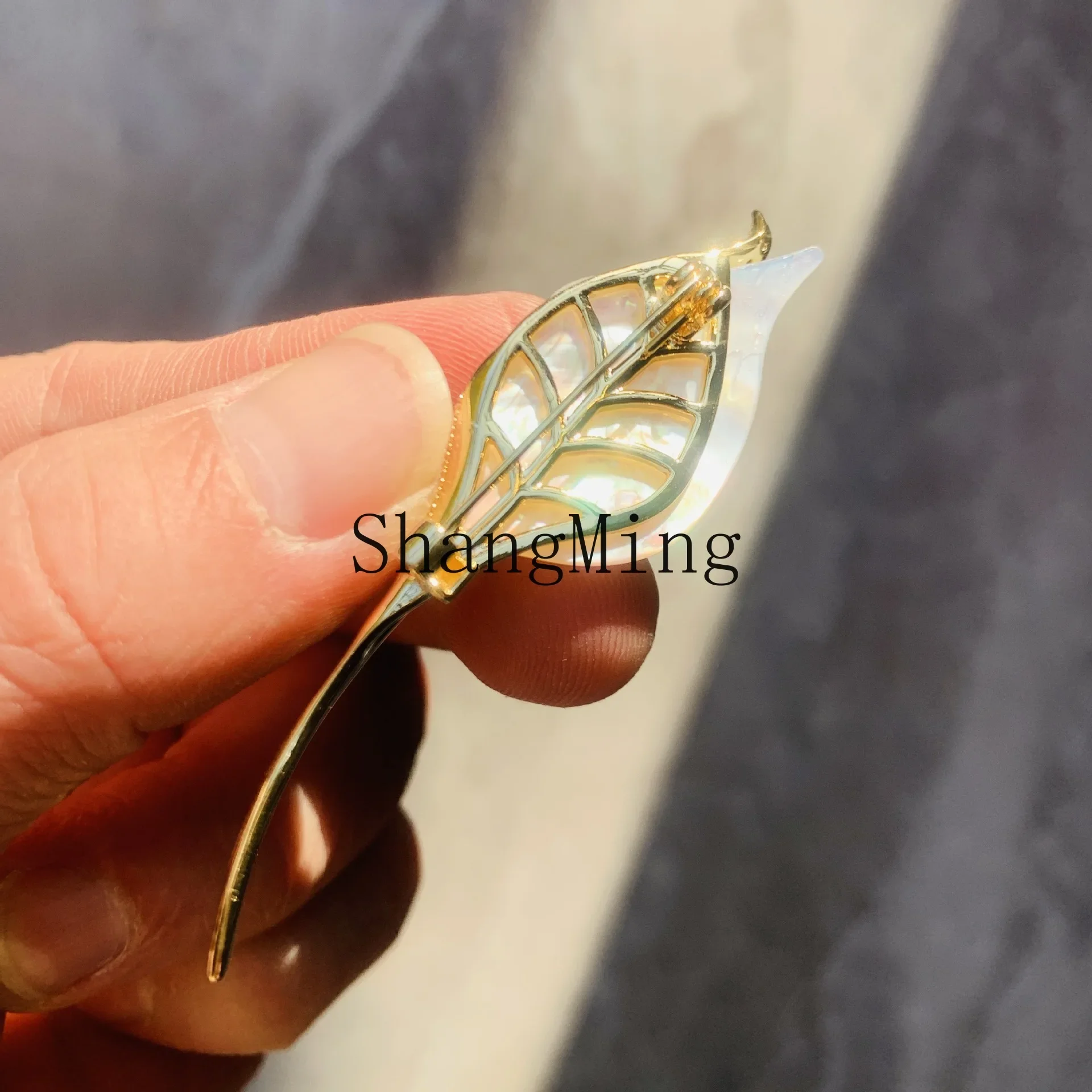 

CLL modern fashion designer natural seawater shell calla lily brooch women's elegant clothing accessories