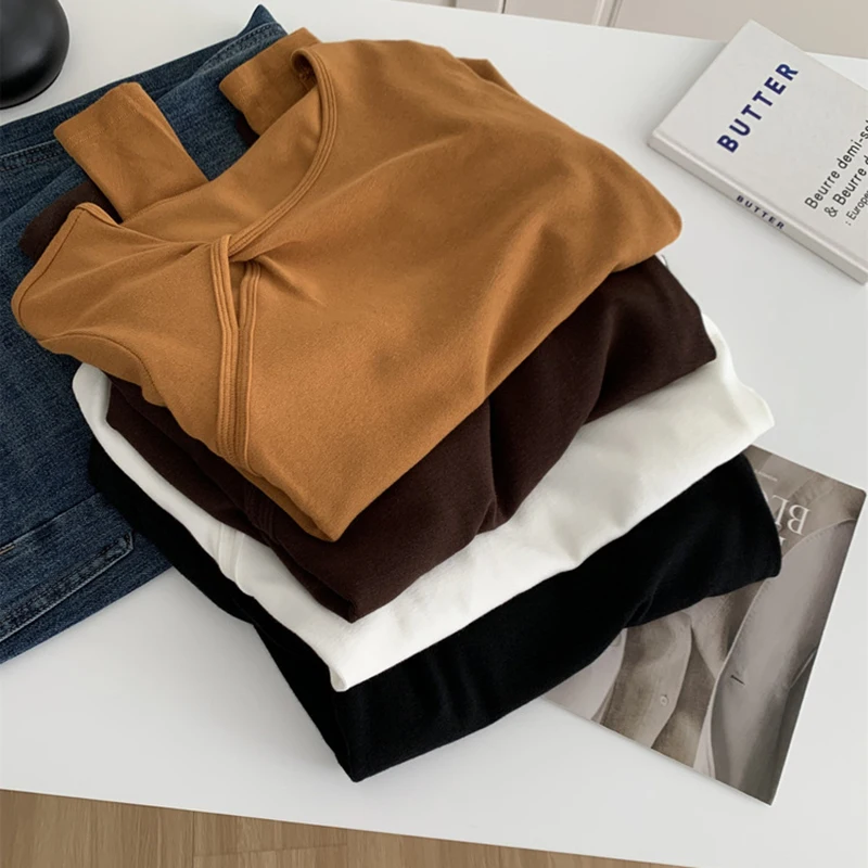 المتخصصة المنحدرة الكتفين الملتوية طويلة الأكمام تي شيرت للنساء الخريف بلون لينة تنوعا أسفل القمصان الإناث تيز