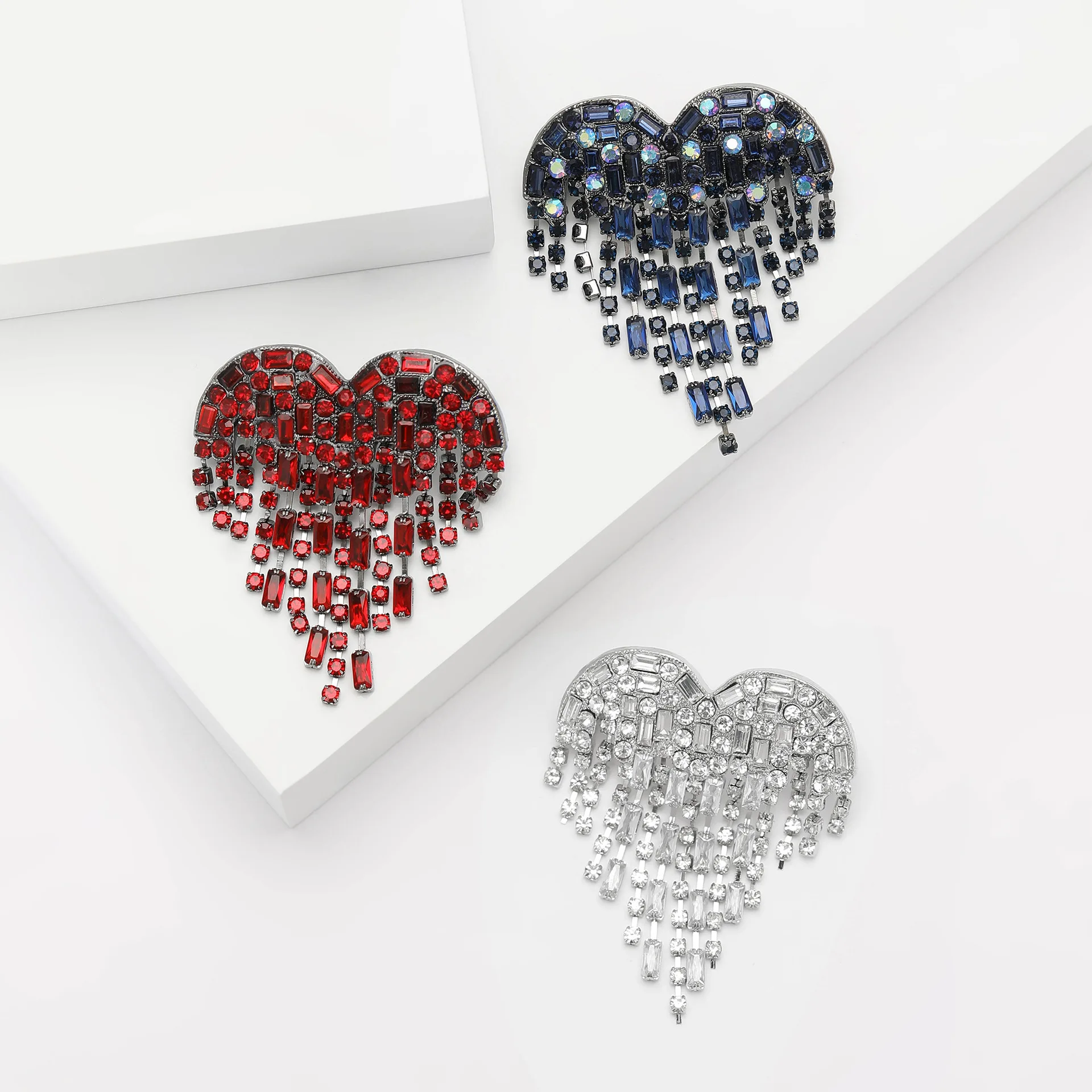 

Shiny Rhinestone Love Tassel Brooch Ladies Unisex Couple Pin Multi-Color Optional Casual Party Accessories Gift
