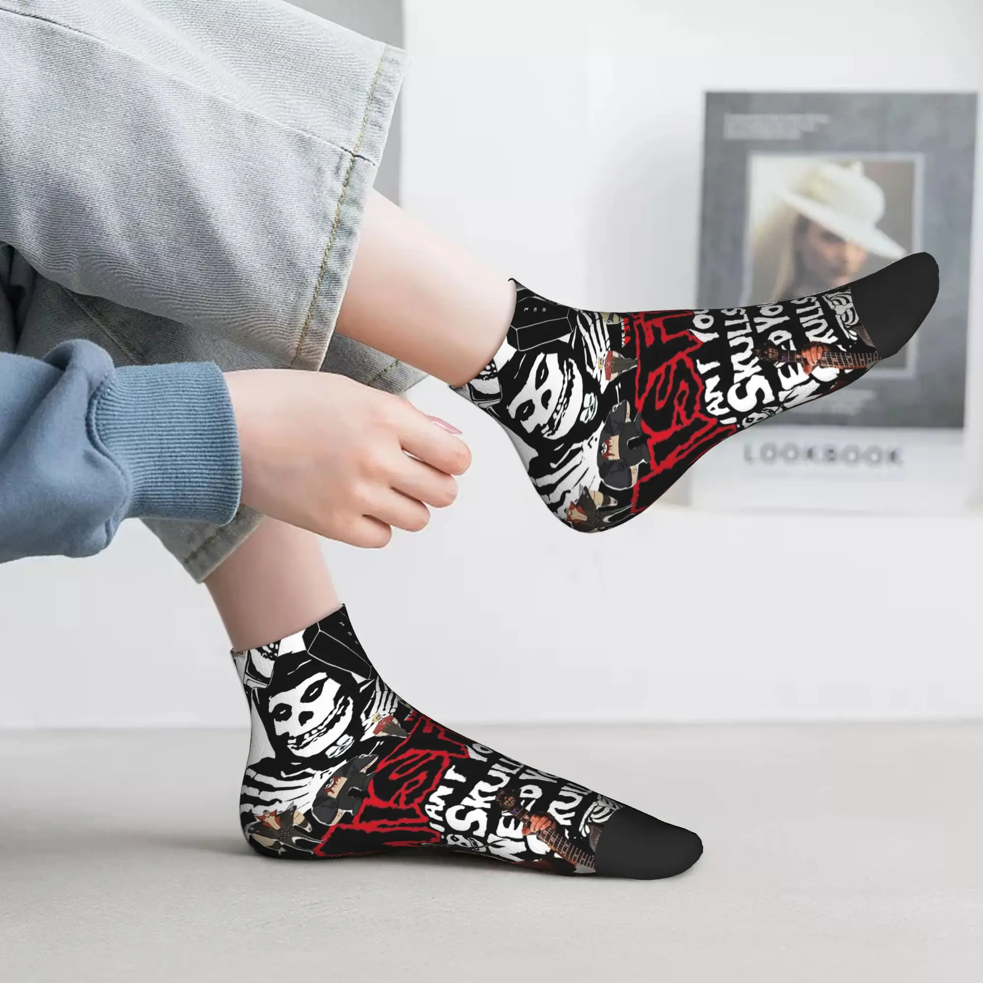 

Всесезонные носки Misfits с черепом в стиле Харадзюку, впитывающие пот спортивные носки средней длины, мягкие повседневные чулки для мужчин и женщин, подарки