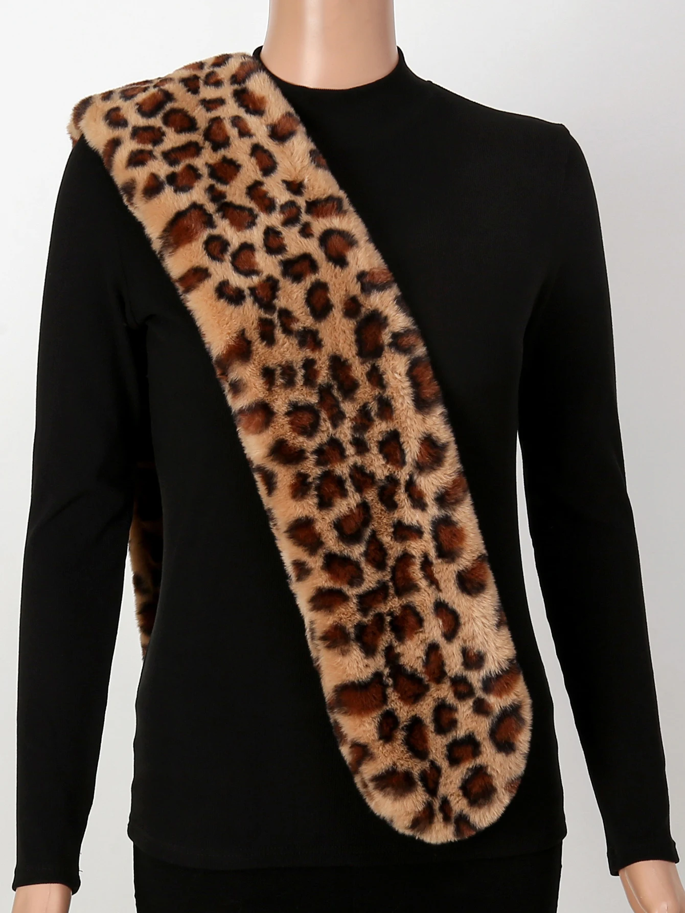 A fashionable casual leopard print rabbit fur scarf with soft neck and warm winter scarf