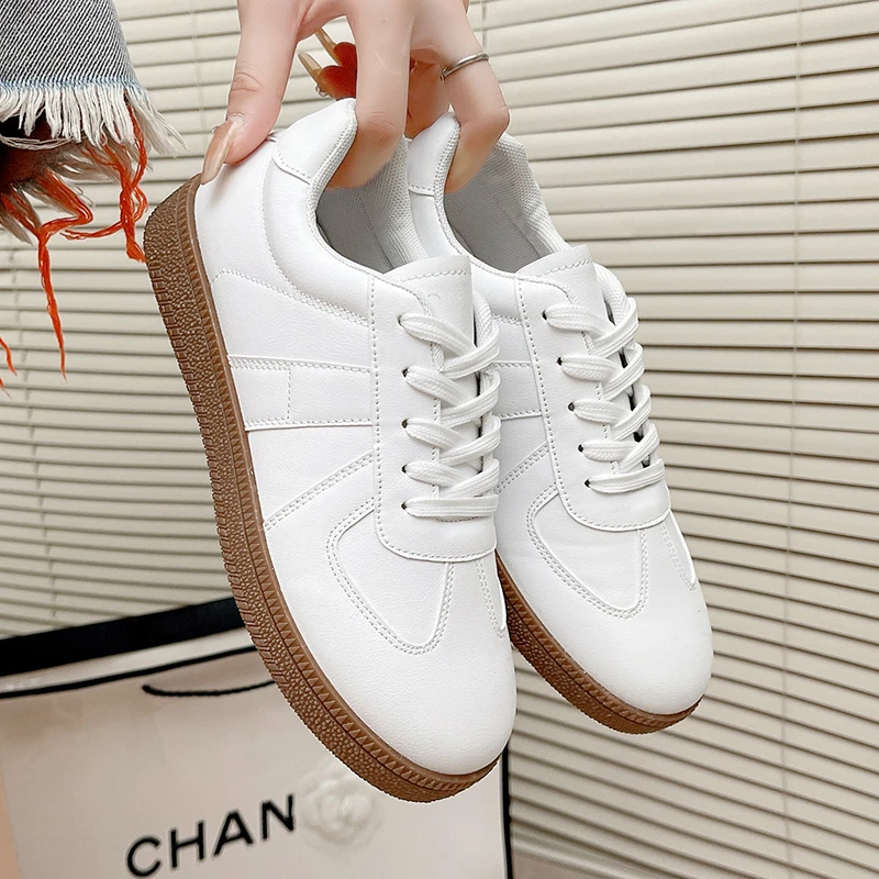 أحذية رياضية نسائية كاجوال قابلة للتنفس وغير قابلة للانزلاق أحذية مشي للتنس جديدة من جلد الغزال أحذية مسطحة للنساء أحذية رياضية عصرية