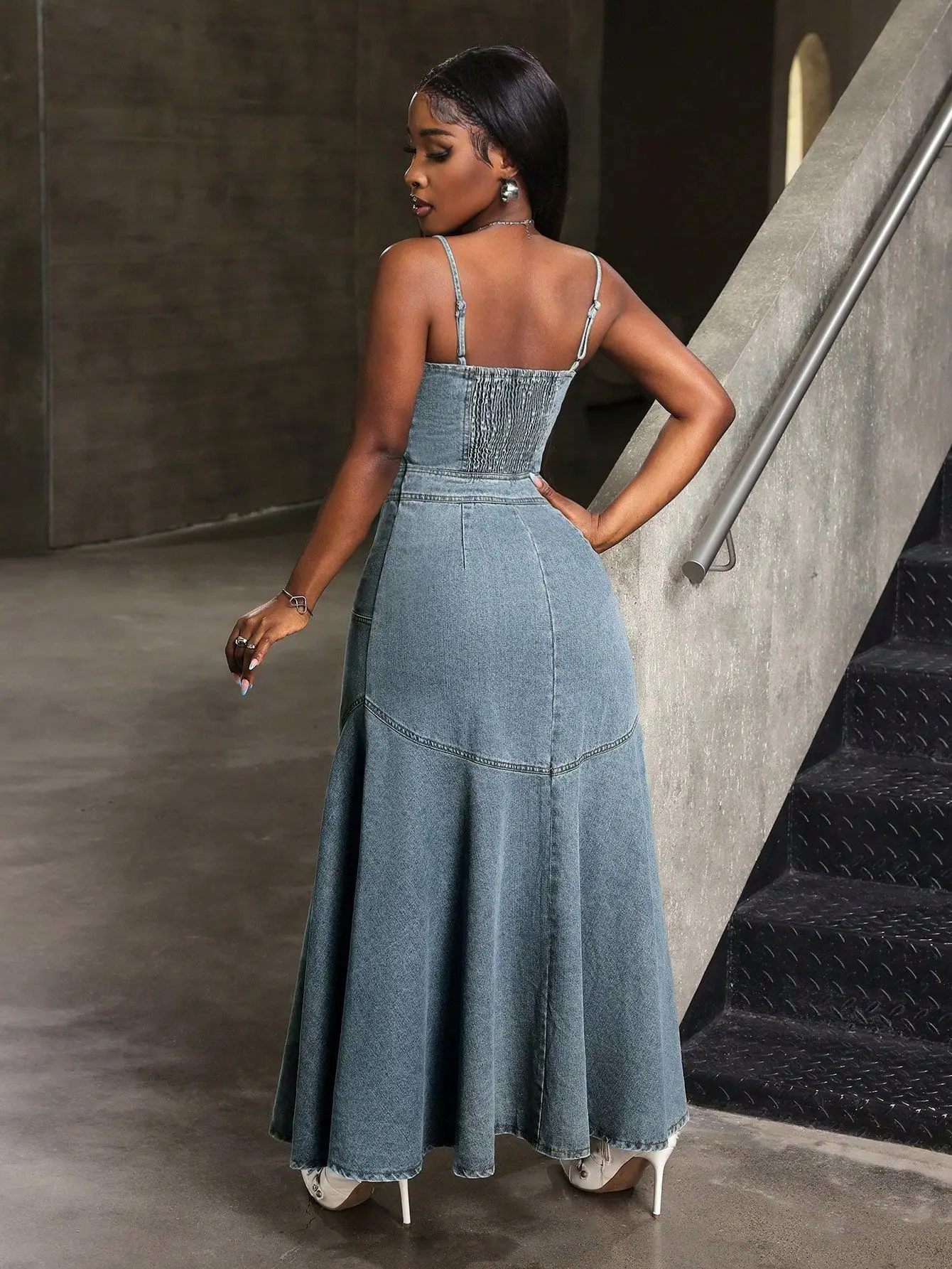 Vestido jeans feminino midi comprimento botão frontal em camadas babados vestido casual cor sólida sem mangas sexy vestido maxi com divisão alta