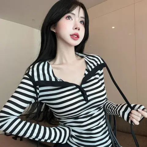 Camiseta de manga larga a rayas contrastantes con capucha y botones y cuello semiabierto para mujer, camiseta inferior delgada