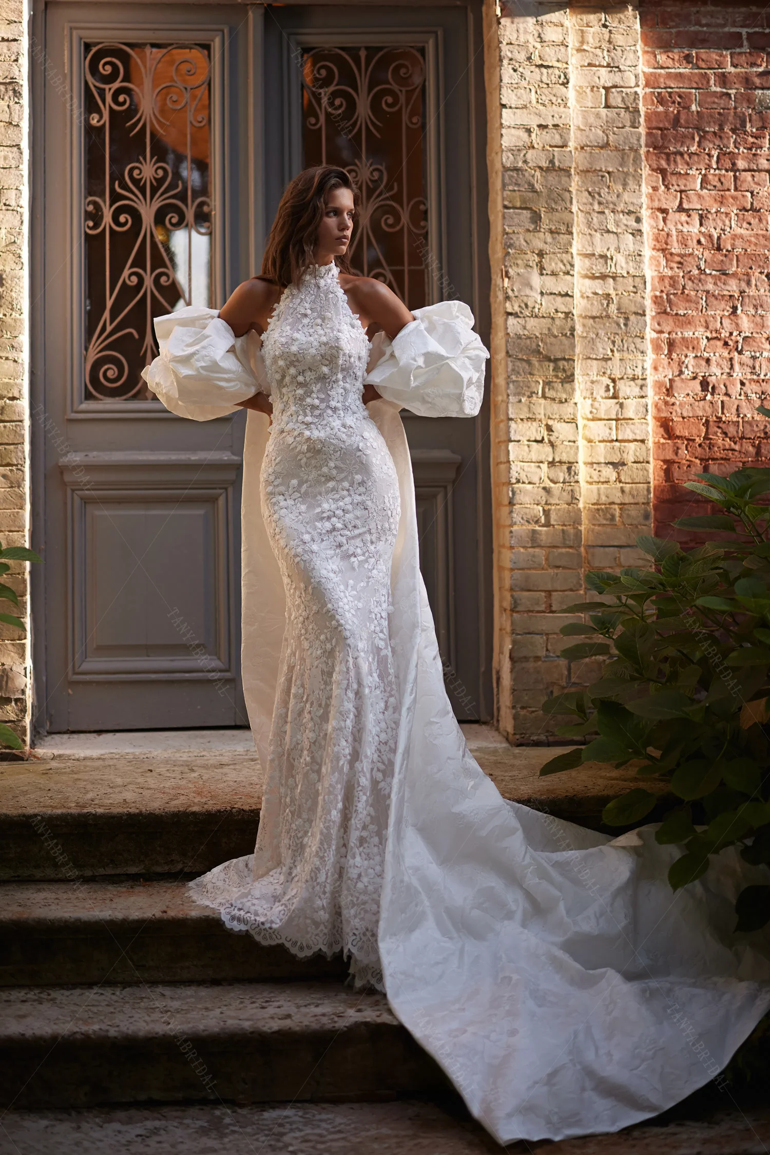 Meerjungfrau-Hochzeitskleid mit hohem Kragen und luxuriösem bedrucktem Satin-Umhang, rückenfreie verträumte Brautkleider DW1077