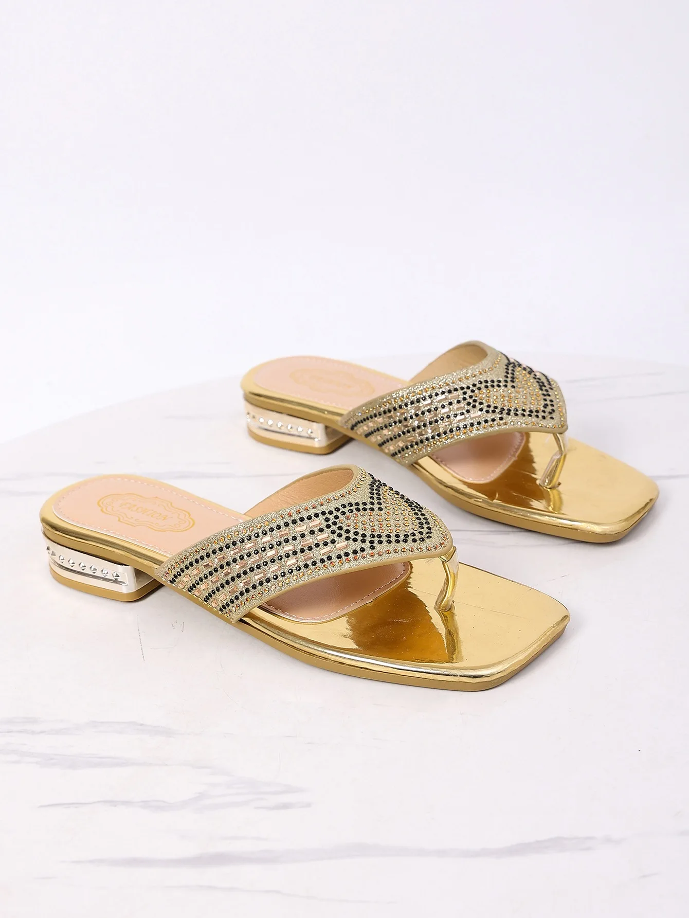 Sommerliche Damen-Sandalen in Übergrößen 2026: Neue modische flache Pantoletten mit niedrigem Absatz, Strass-Clip-Zehen und eckiger Zehenpartie – Zapatos Mujer – Detail 4