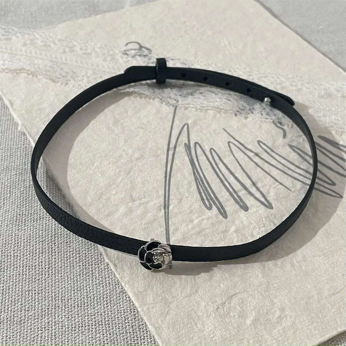 Punk Darkness Subtle design sense Elegance  Temperament Hot Girl Flower Leather Stainless steel Necklace