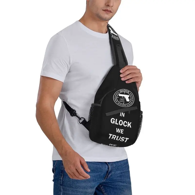 In Glock We Trust Sling Chest Bag, mochila de hombro cruzada personalizada para hombres, viaje, senderismo, Daypack