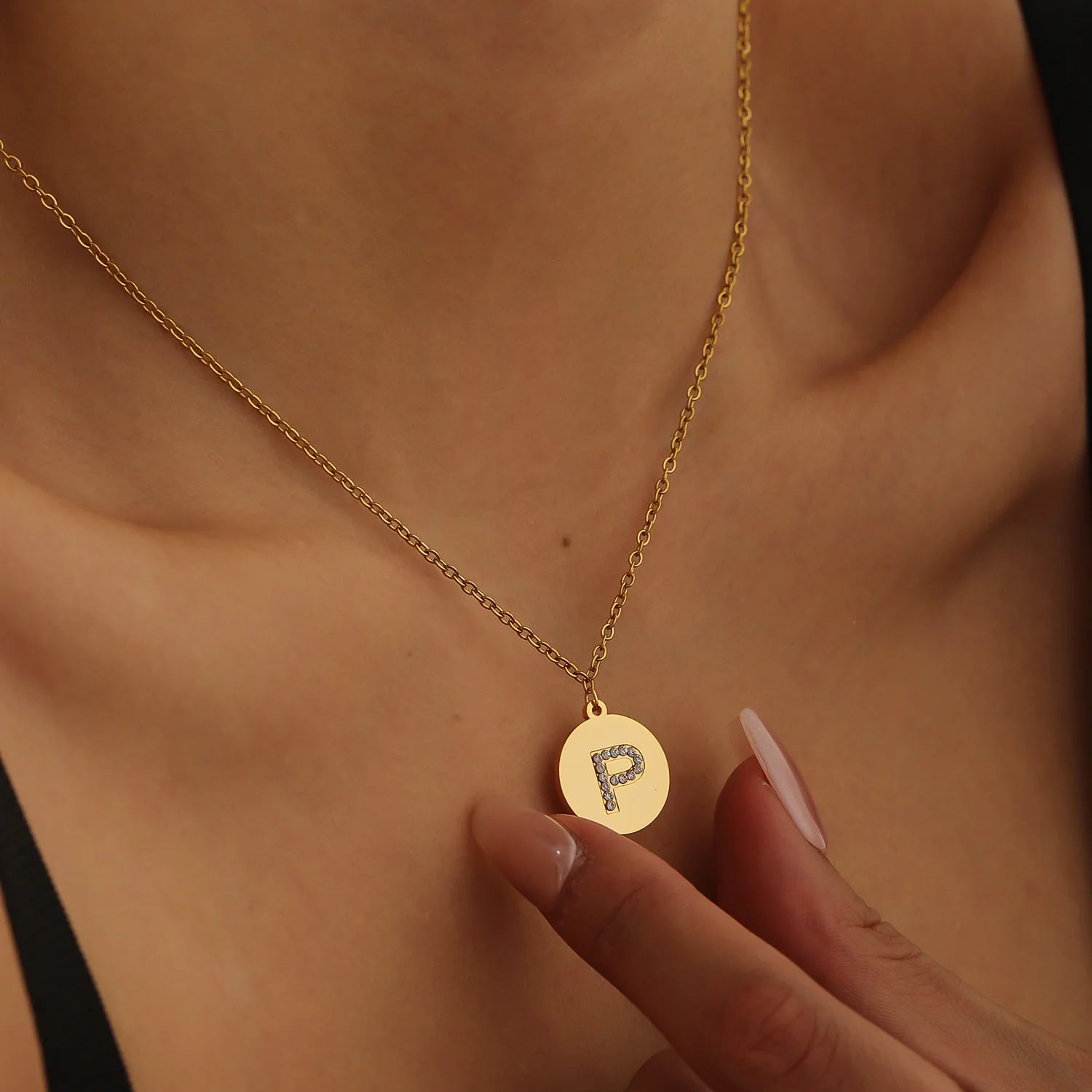 Round Pendant Etched Diamond Cut Lettering Necklace 18K Gold Plated Stainless Steel Custom Initial Dainty Jewelry Gift for Her