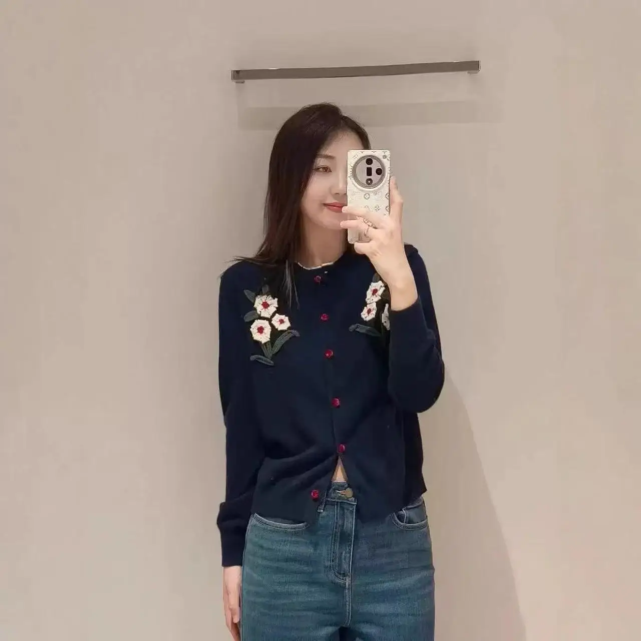 

Heavy Industry floral embroidery knitted cardigan round neck single-breasted long-sleeved sweater coat 2025 new style