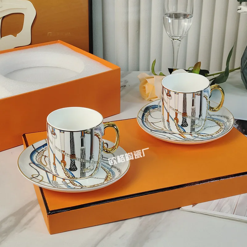 

Роскошный стиль, высокий красивый скипетр, маленькое прямое тело, костяная фарфоровая чашка для кофе, тарелка, классическая подарочная коробка для послеобеденного чая, чашка