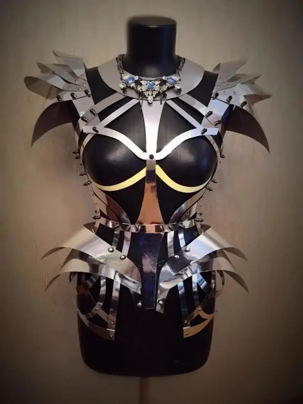 Seksowny srebrny damski kostium z rękawami typu flying sleeve, strój do występów, cosplay dla dorosłych, kosmiczny, z falbankami, na szelkach, gotycka moda, skórzany kostium.