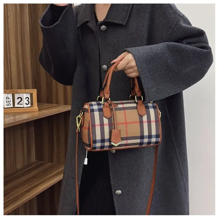 

2026 New Classic Plaid Foreign Exquisite Handbag Premium Niche Casual Lazy Women's Bag Commuter Daily Messenger Bag