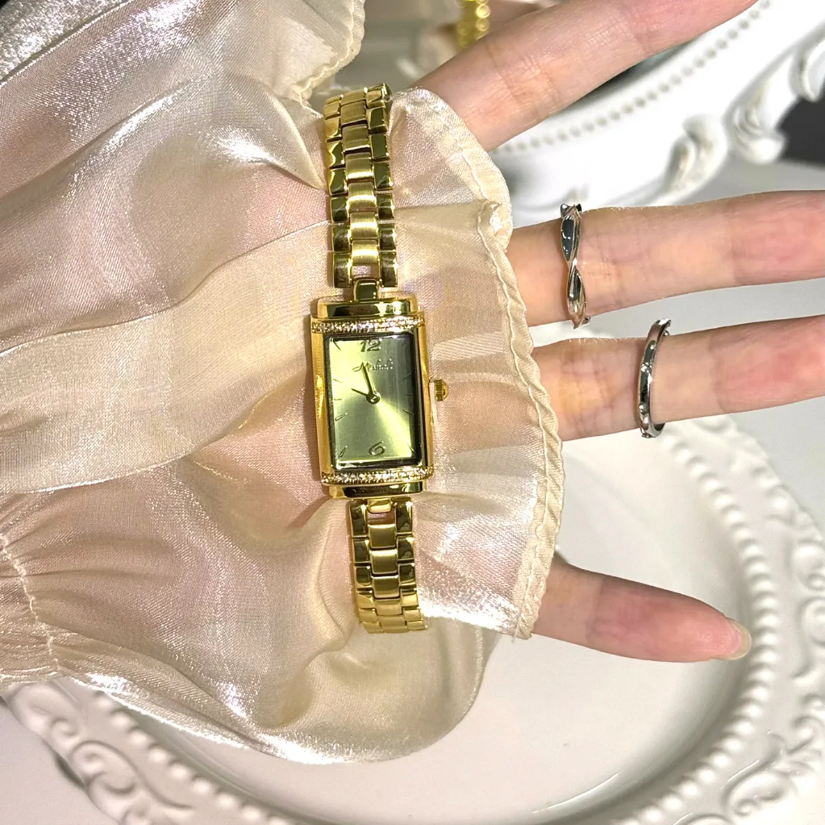 Quadratische Damenarmbanduhr mit Stahlarmband im gleichen Stil، ein modisches und luxurieszes Accessoireleri Damen. #4