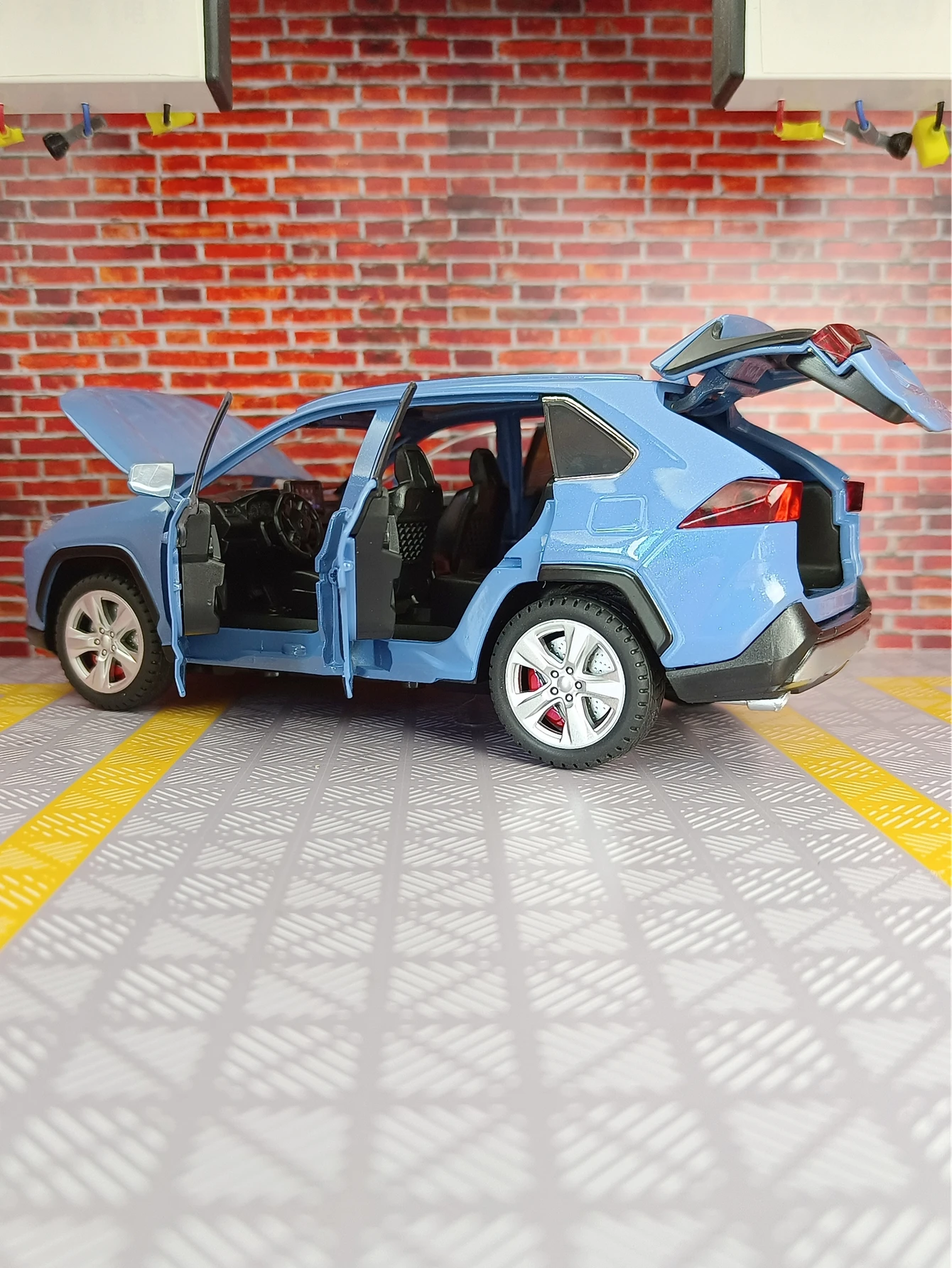 

1:24 RAV4 alloy car model car door and hood trunk can open the boy toy car has simulated sound and lighting functions