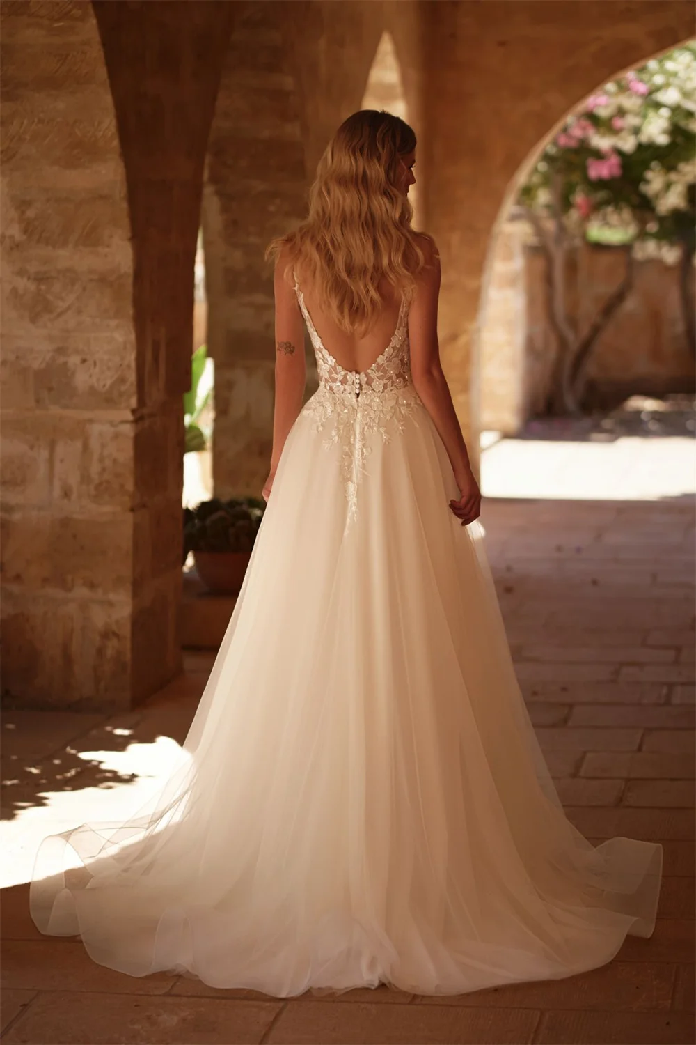 Kyoto personnalisé blanc Spaghetti sangle robe de mariée dos nu sans manches vestidos de noiva a-ligne Court Train robes de soirée