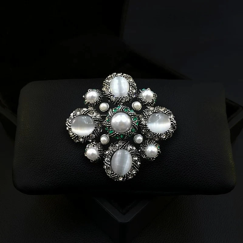 Vintage Court Style Pearl Brooch for Women Elegant Bright Lapel Pin Luxury Suit Coat Daily Wear Gift Clothing Accessory 1936