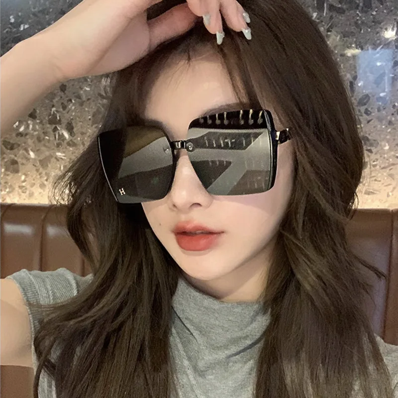 

2025 Women Square Sunglasses Large Frame H Letter Design Fashion Trendy New Hot Selling Versatile