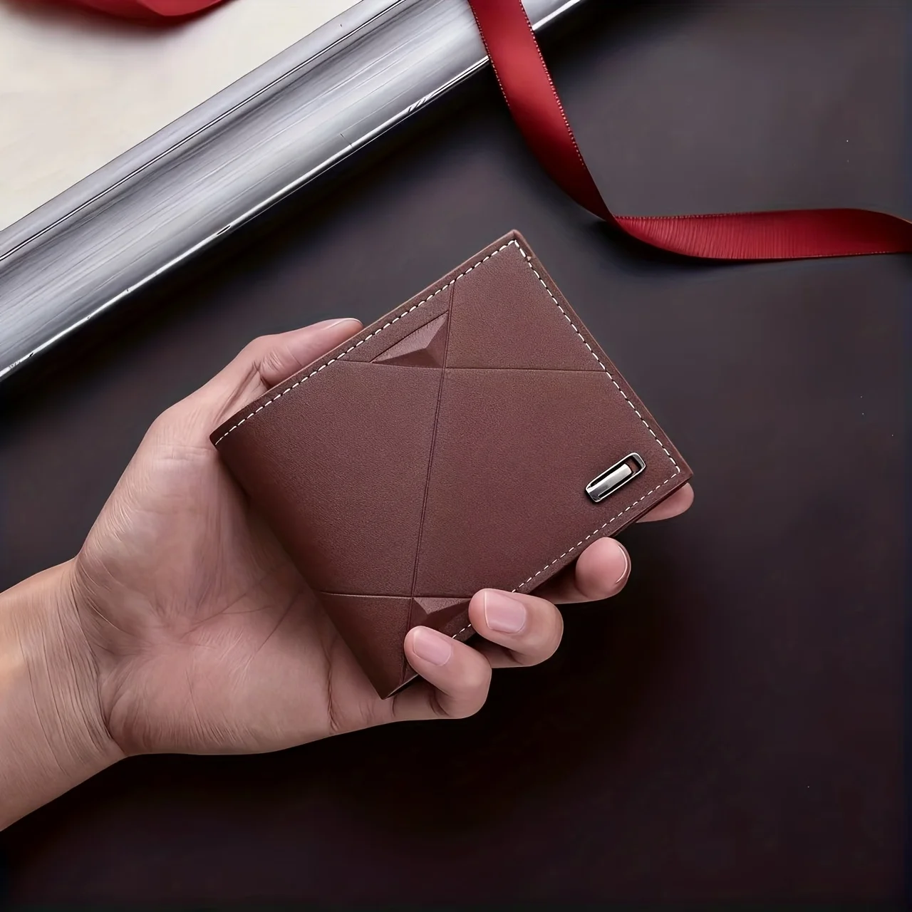 Men Bifold PU Leather Wallet Geometric Embossed Metal Logo Multi‑Card Slots Business Casual Purse