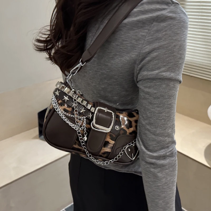 Y2k Mädchen-Umhängetasche mit Nieten und Leopardenmuster, Handtasche im Motorrad-Stil mit Metallnieten und Gürtelschnalle, Damen-Umhängetasche – Detail 17