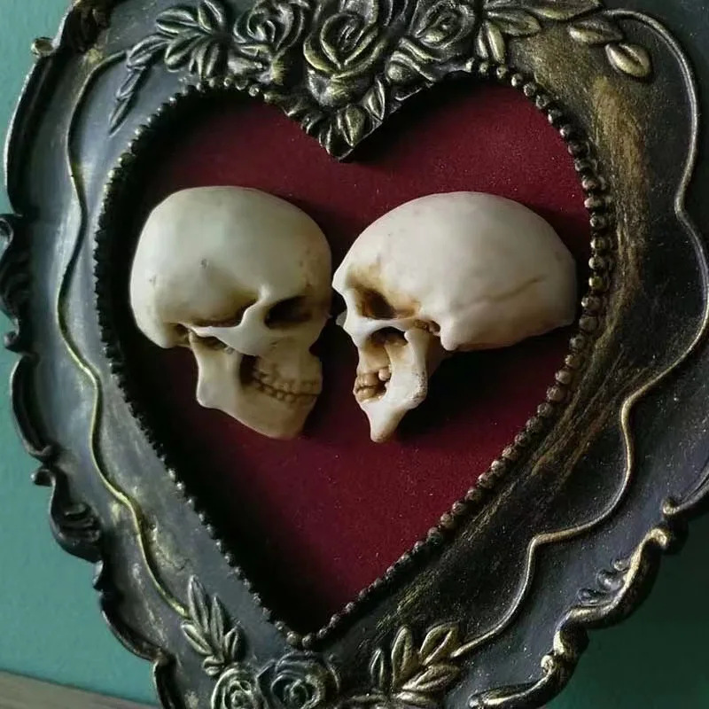 

New creative resin crafts romantic love skull ornaments