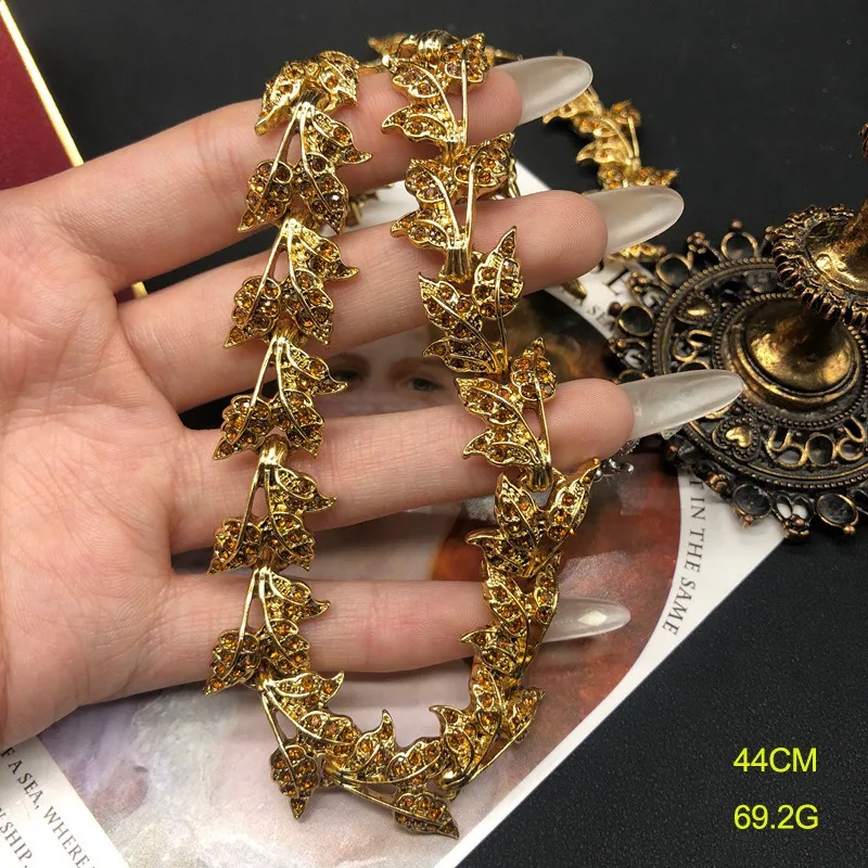 

Retro Court Style Light Luxury Jewelry Set with Gemstones, Diamonds, Leaves, Design Sense Necklace, Elegant Temperament, Versati