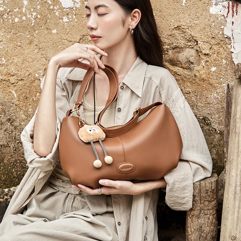 

Niche Design Women's Bag 2026 New Cowhide Women's Bag Fashion Lightweight Large Capacity Commuting Leather Ladies Shoulder Bag