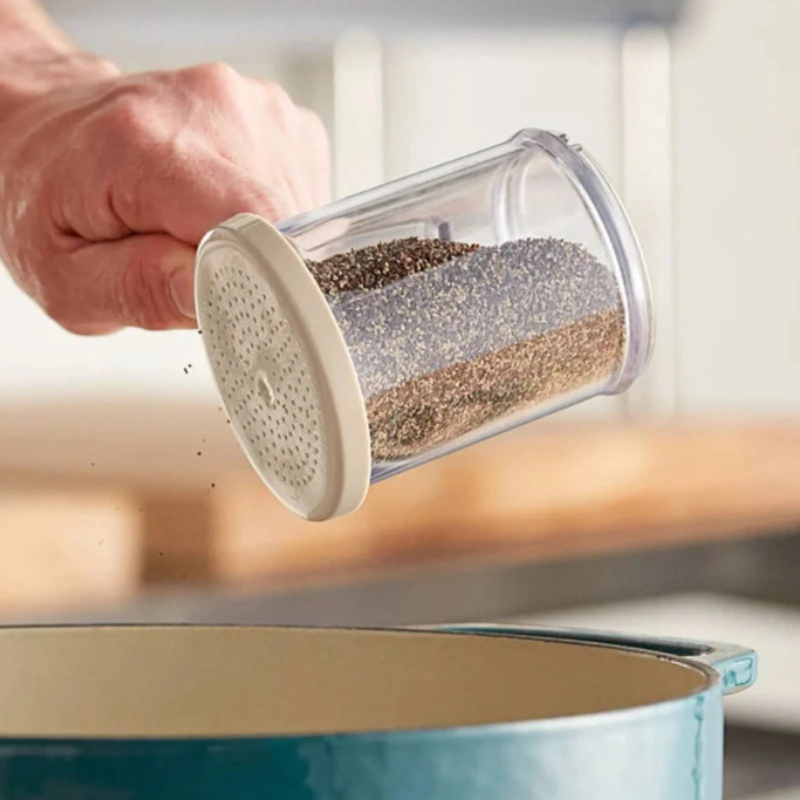 Plastic Seasoning Shaker Bottle Lightweight Seasoning Shaker with Interchangeable Lids Measured Seasoning Dispenser Long-Lasting