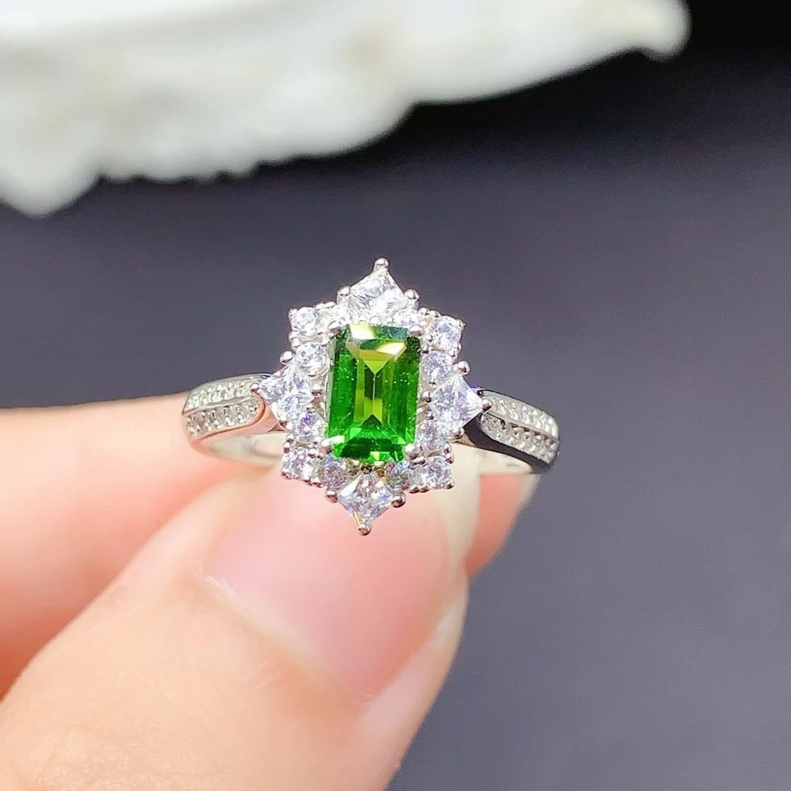 

Кольцо ручной работы из серебра 925 пробы с натуральным хромдиопсидом, с сертификатом, 4мм*6мм, 0.55 карата, подлинное ювелирное изделие из диопсида