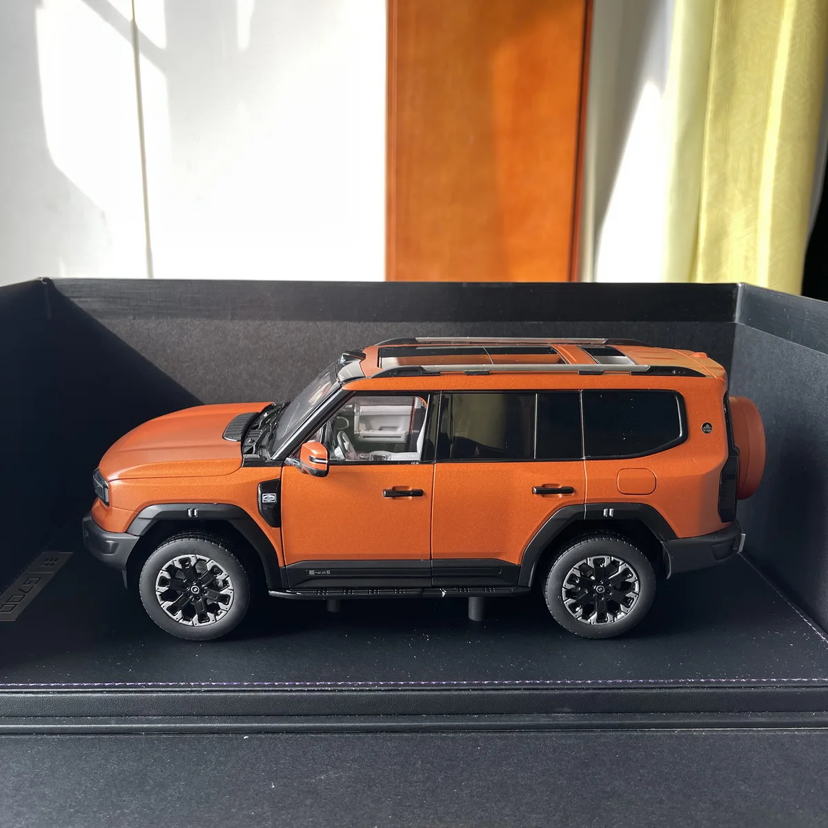 G700 ダイキャスト合金車モデル、奇瑞捷途 SUV モデル、コレクションディスプレイ、大人の男の子へのギフト、オレンジ、1:18
