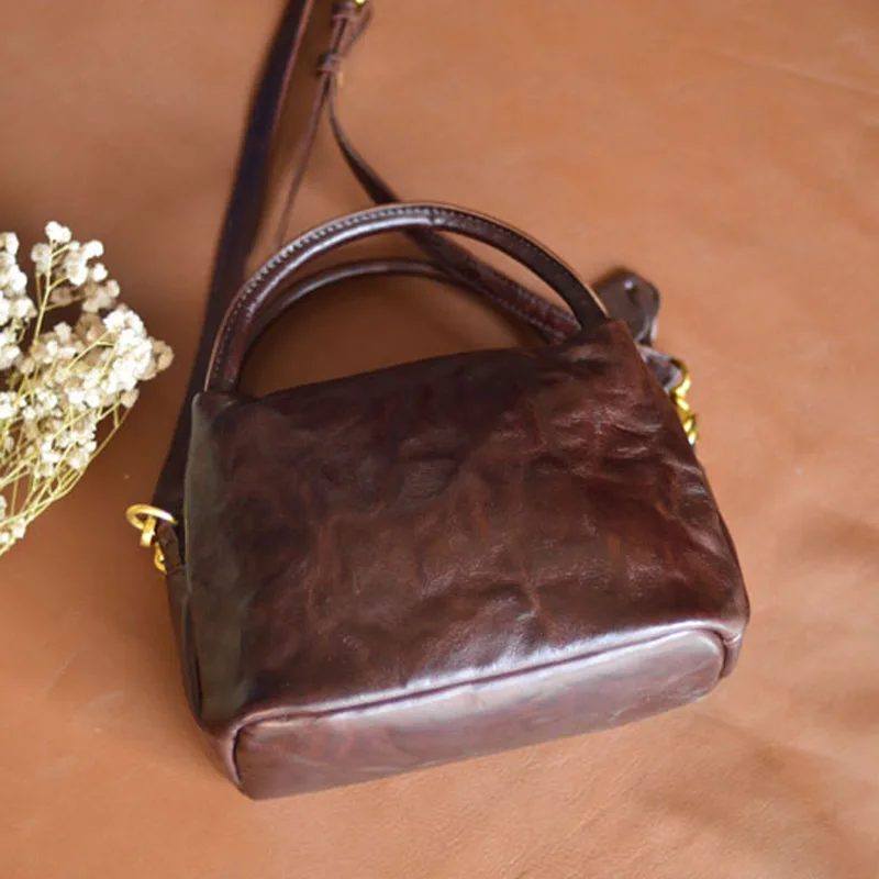 

AETOO A new high-end women's hand-held bag made of vegetable-tanned cowhide, with pleated and scratch-patterned retro style