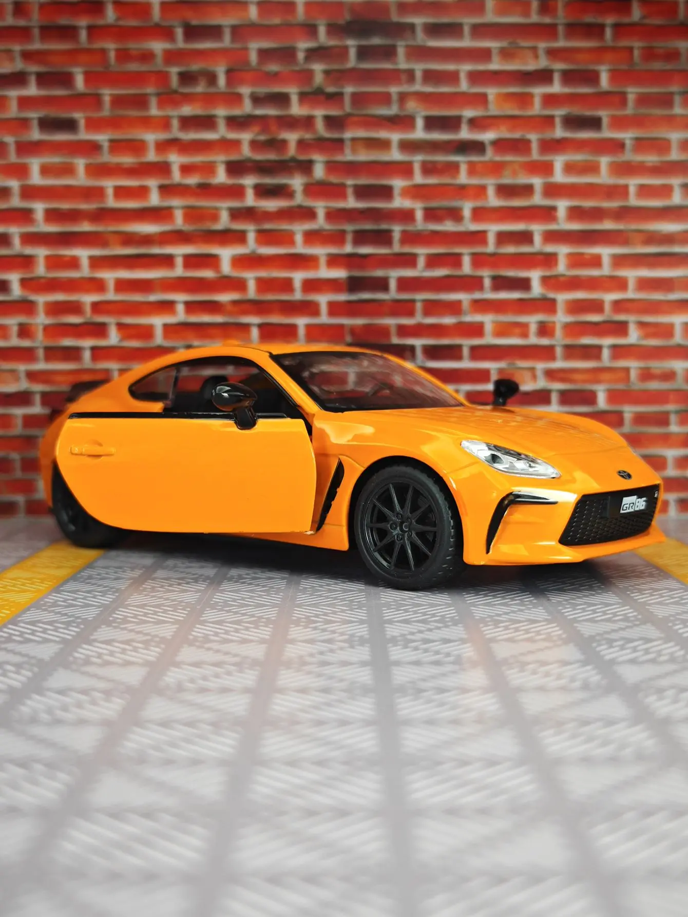 Модель автомобиля Toyota GR86 из сплава металлов в масштабе 1:28, двери открываются, имитация звука и света, высокое качество, тонкая работа.
