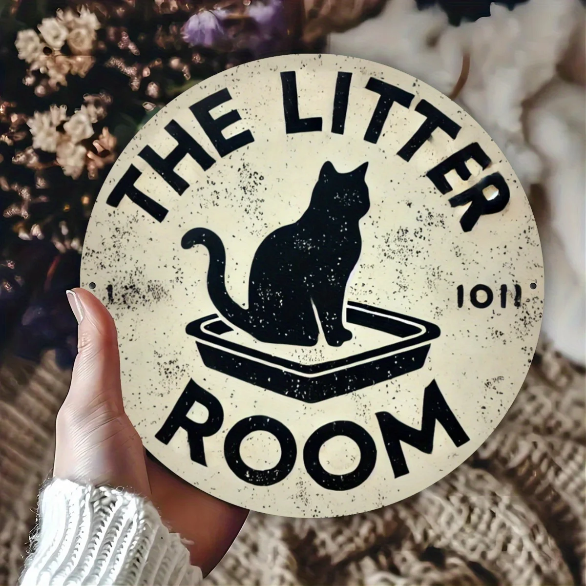 2D One Piece, Cat Motif Design in The Litter Box, Flat Printed Metal Sign, Circular Iron Hanging Picture, 8X8 Inch Wall Decorati