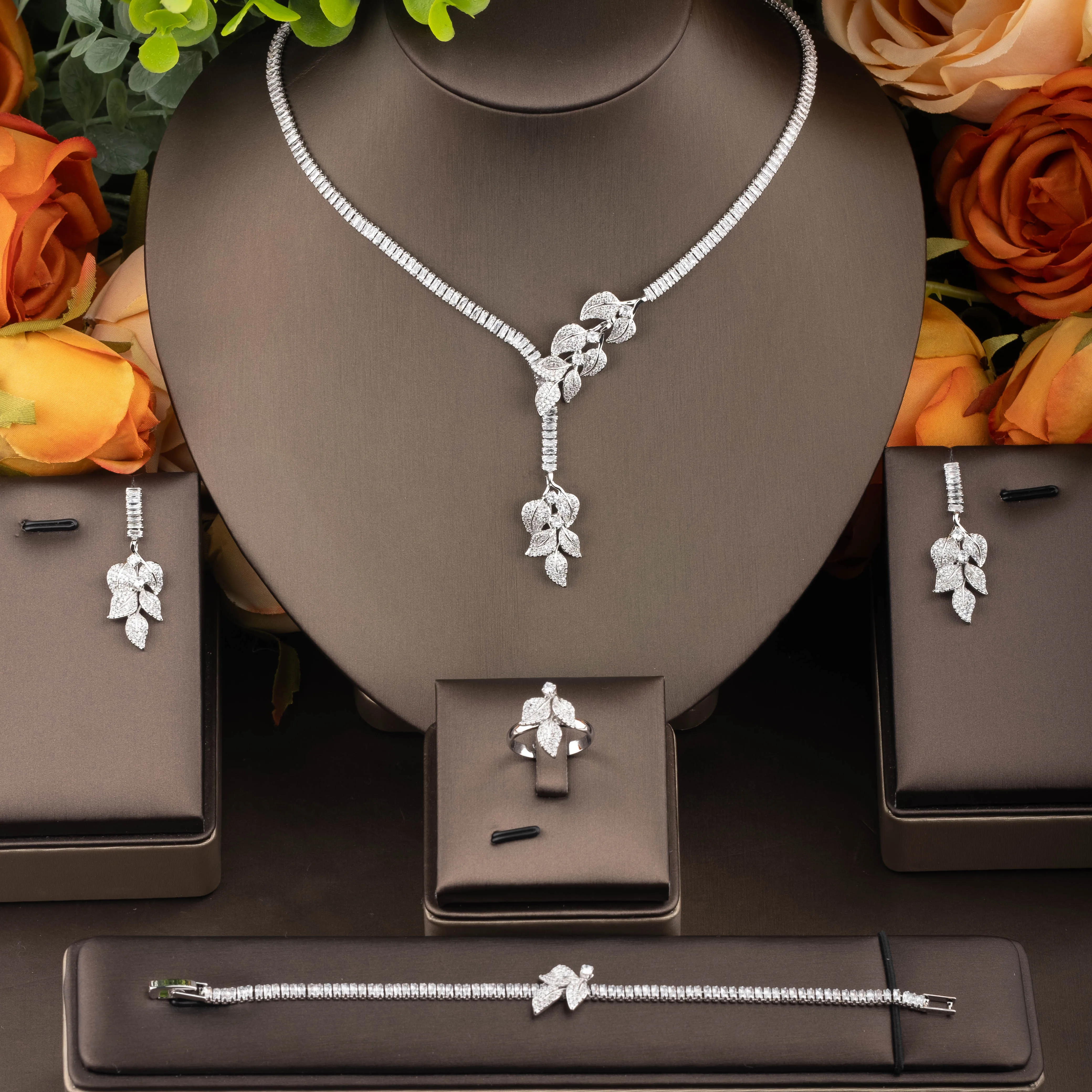 1 set of luxurious cubic zirconia leaf design jewelry set suitable for women to wear at weddings and parties. Gift box not included