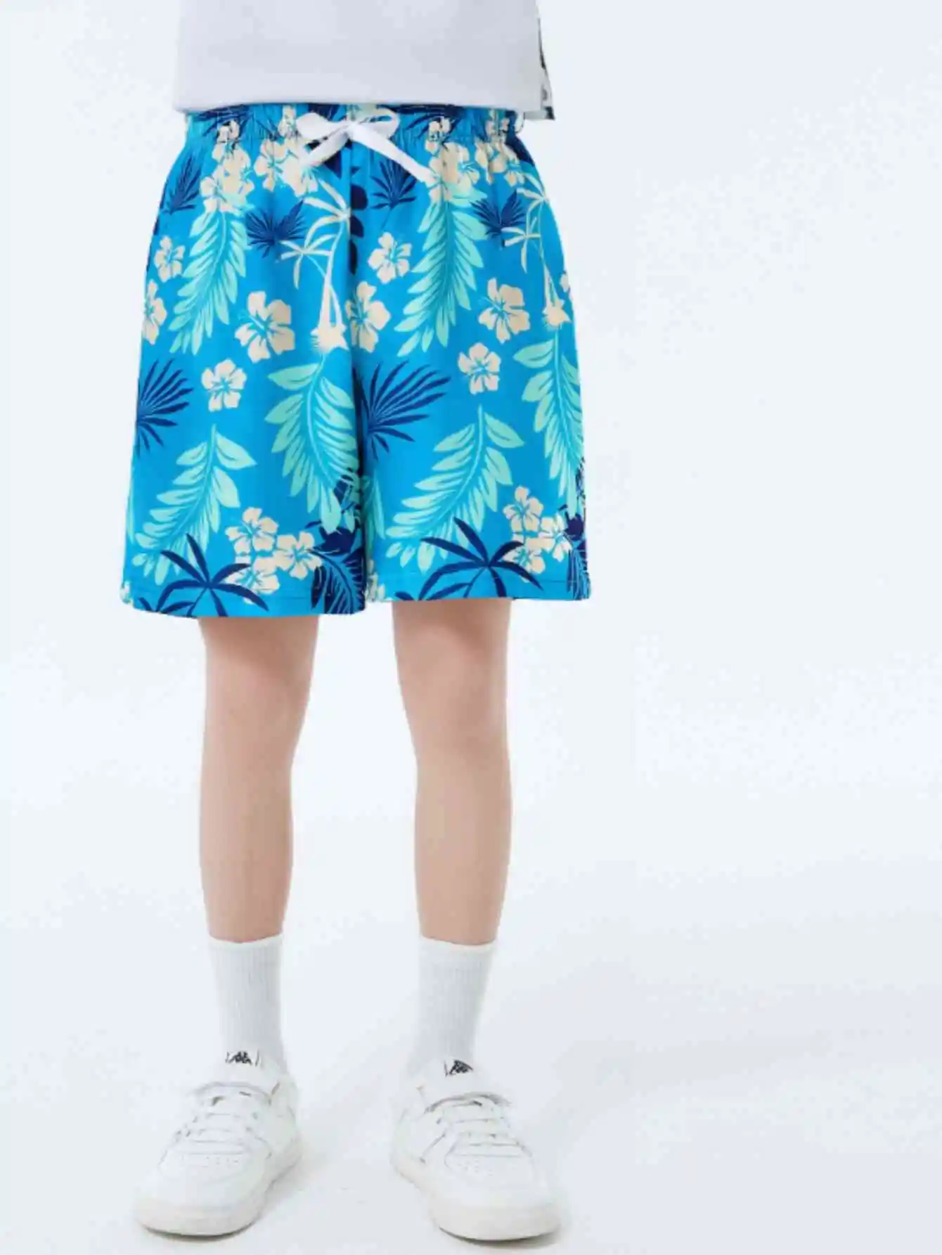 Boys' tropical floral print beach shorts: lightweight woven fabric, the perfect choice for summer beach relaxation.