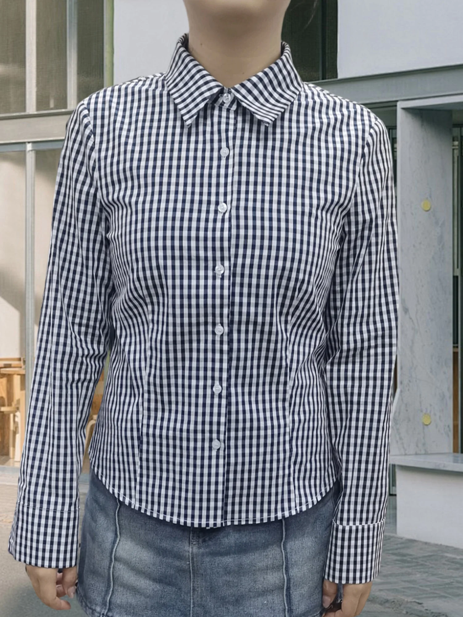 

Стильная женская рубашка в клетку с воротником, длинными рукавами и посадкой, идеально подходящая для осеннего сезона, блузка на пуговицах