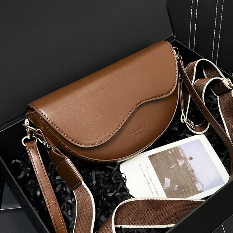 

Luxurious Messenger Bag For Women, High-Quality Leather Construction, Popular Classic Design From Famous Brand, Elegant Carry