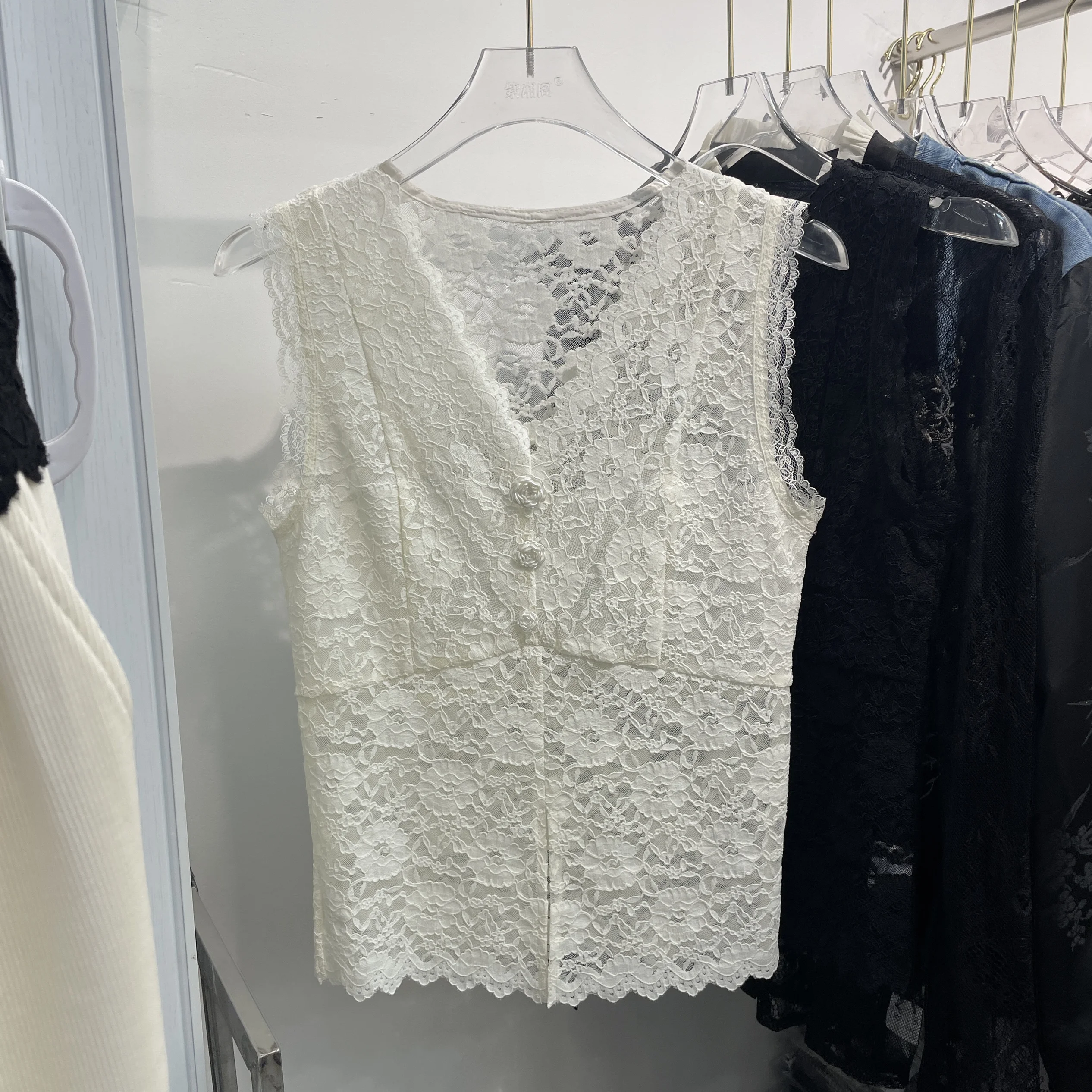 V넥 레이스 트림 홀로우 아웃 플라워 버튼 베스트 여성용 프론트 스플릿 베이스 탑 2025 봄 여름 신상 슬레 출퇴근 스타일