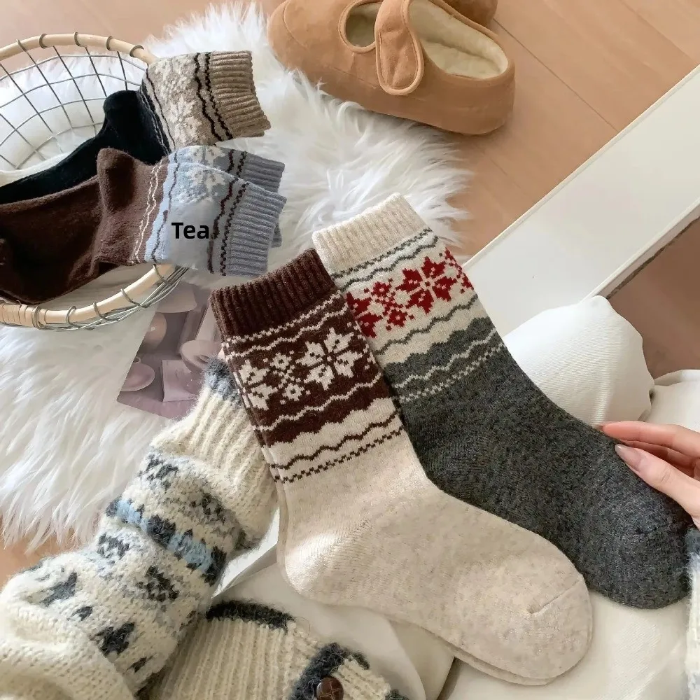 

Casual Retro Fair Isle Christmas Socks Woolen Snowflake Pattern Warm Wool Socks Thickened Colour Blocking Floor Socks Winter